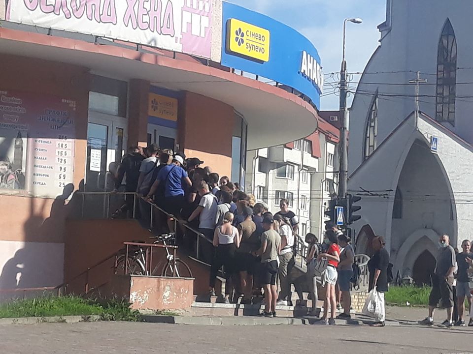 Порушення карантину: в Тернополі люди скупчилися у черзі за вживаним одягом (ФОТО)
