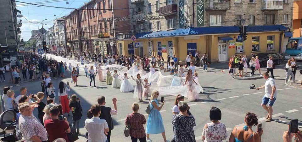 “Випускна сукня зі 100-метровим шлейфом”: у Тернополі офіційно встановили рекорд України (ФОТО)