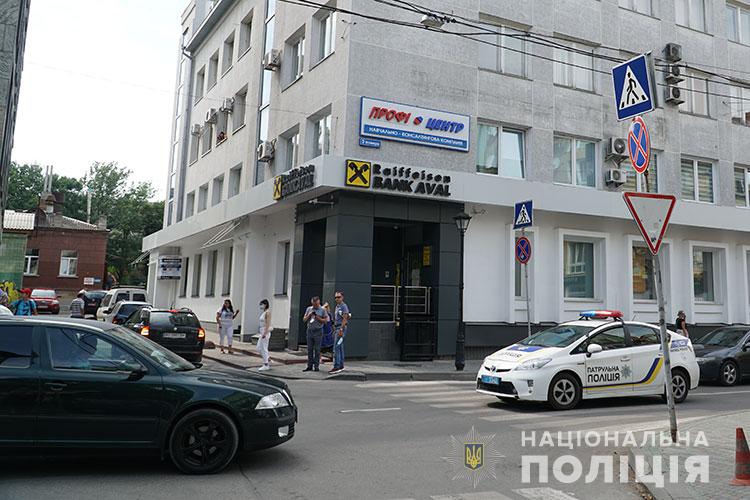 У центрі Тернополя повідомили про замінування автомобіля з Волині (ФОТО, ВІДЕО)