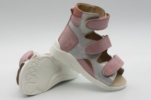 Чому так важливо дитині ходити в ортопедичному взутті? Рекомендації лікарів