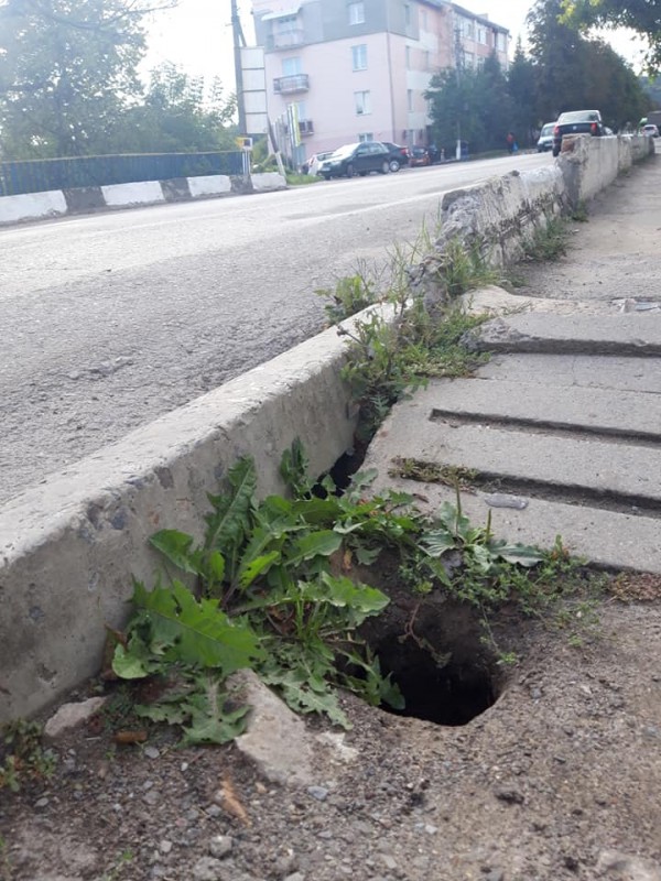 Через аварійний тротуар на Тернопільщині постраждала дитина (ФОТО)