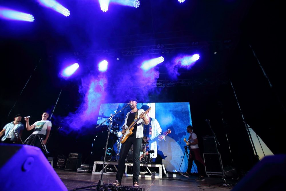 У Тернополі під час концерту до Дня міста хлопець на сцені романтично освідчився дівчині (ФОТО)