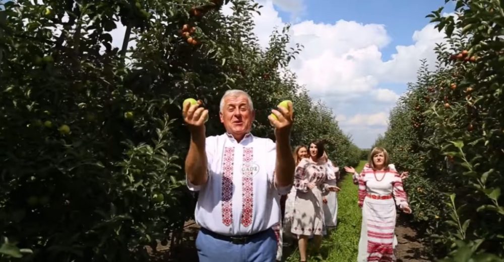 Герой України з Бучача зняв “бомбезний” кліп на своє 60-річчя