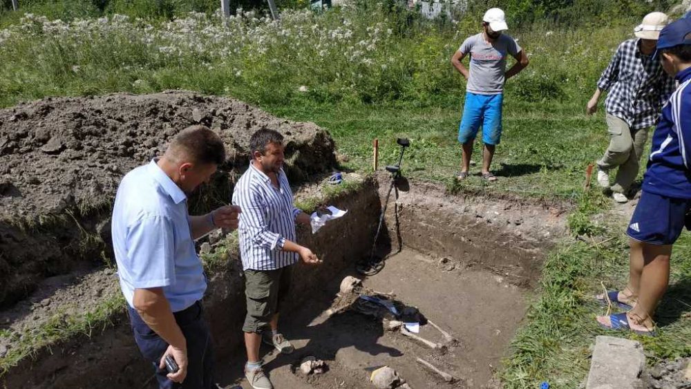 Археологи викопали в Залізцях останки священника, біля якого були вервичка і хрестик