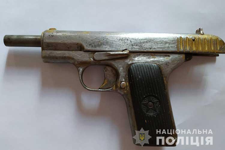 Мешканця Чорткова, який хотів продати пістолет за 19 тисяч гривень, взяли під варту