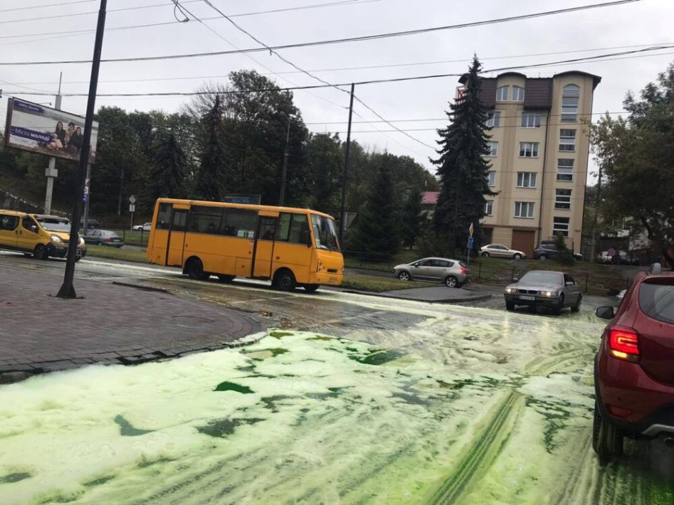 Безкоштовна мийка, або пінна вечірка для автівок: вулицю в Тернополі залило невідомою зеленою речовиною (ФОТО)