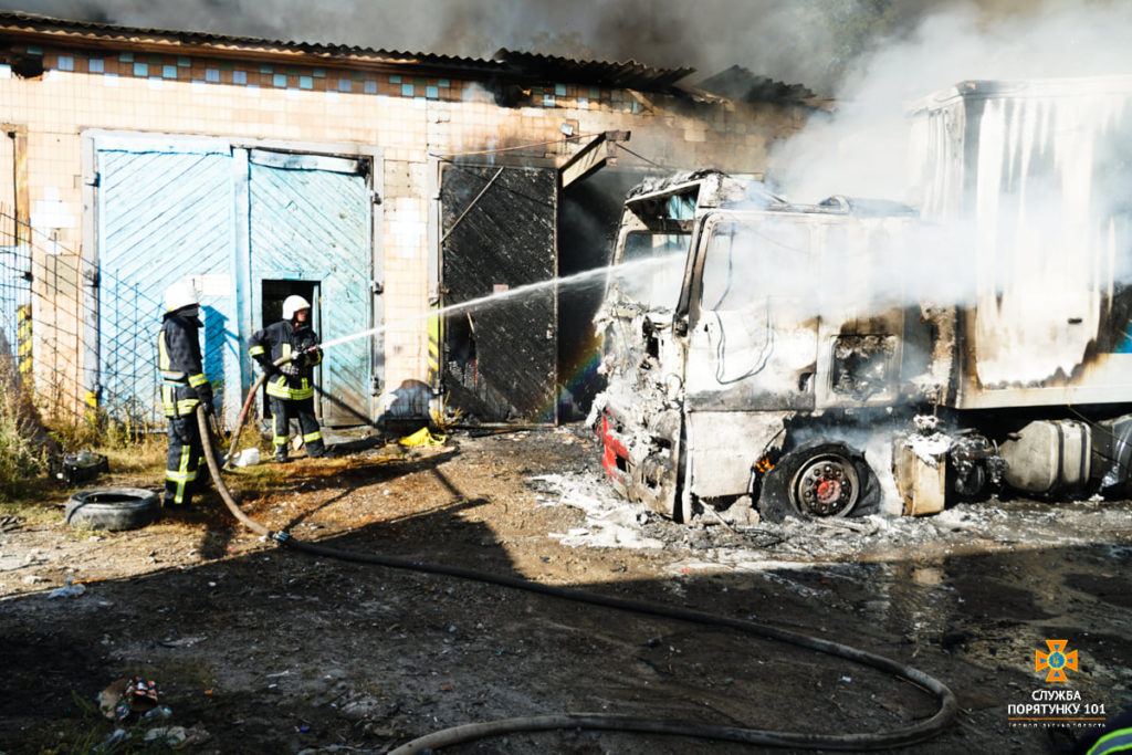 Потужна пожежа в Острові: горіла фура з картоном та склад (ФОТО)