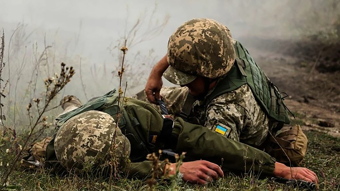 Бойовики зірвали перемир’я на Донбасі, поранено військового