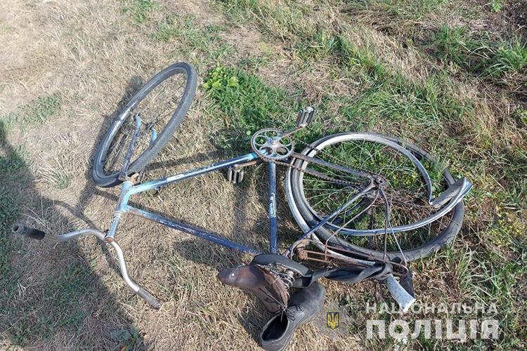 Потрійна аварія: у селі біля Тернополя збили велосипедиста (ФОТО)