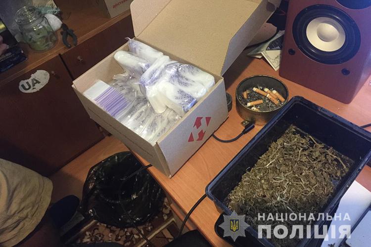У Тернополі прикрили інтернет-магазин, де продавали наркотики: заробляли до 300 тисяч гривень в місяць (ФОТО, ВІДЕО)
