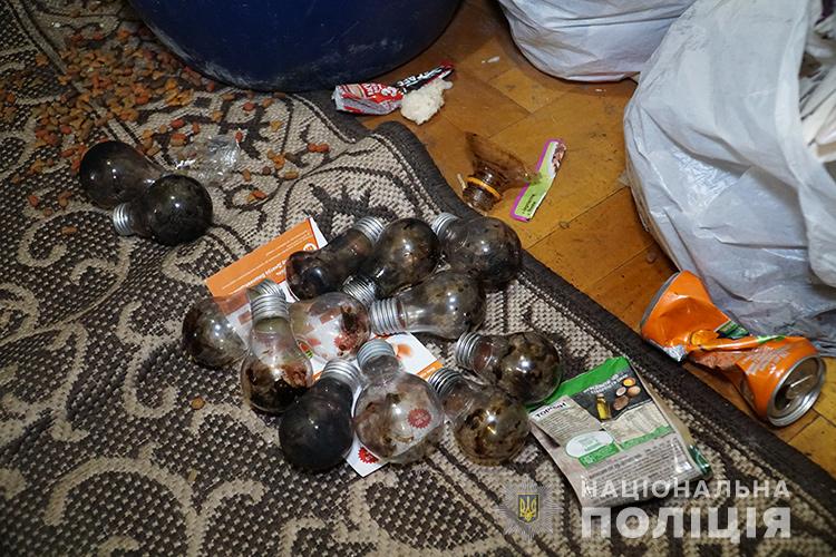 Сморід, таргани, антисанітарія: у Тернополі викрили наркопритон (ФОТО)