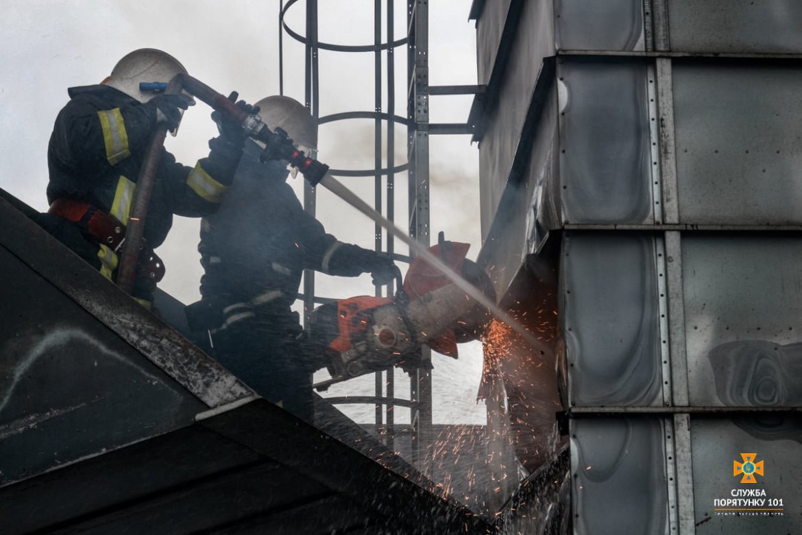 Масштабна пожежа поблизу Тернополя: вогнеборці гасили її понад 4 години (ФОТО)