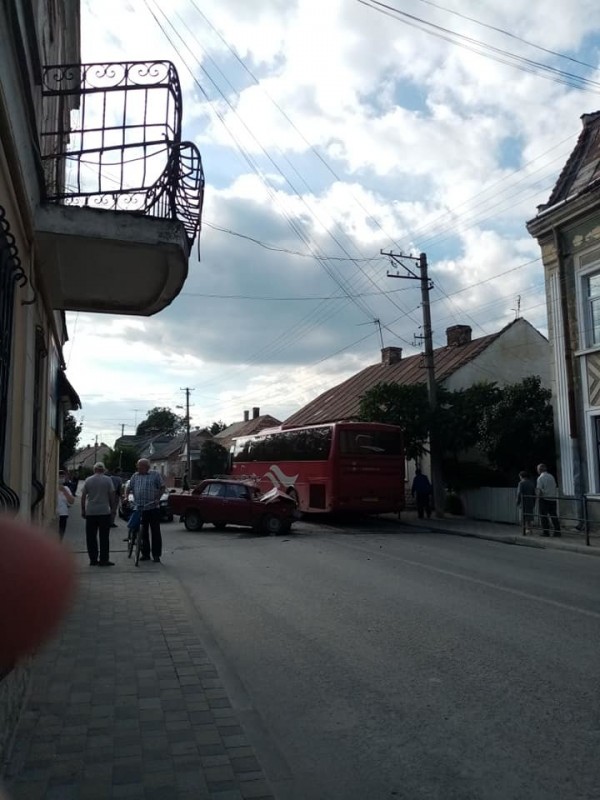 На Тернопільщині рейсовий автобус зіткнувся з легковим авто (ФОТО)