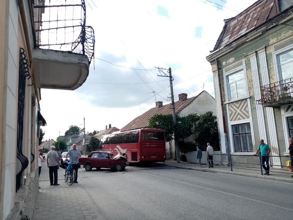 На Тернопільщині рейсовий автобус зіткнувся з легковим авто (ФОТО)