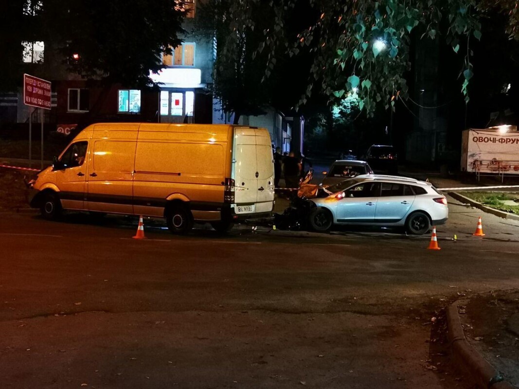 Дві автівки розтрощені: у Тернополі трапилась ДТП із потерпілими (ФОТО)