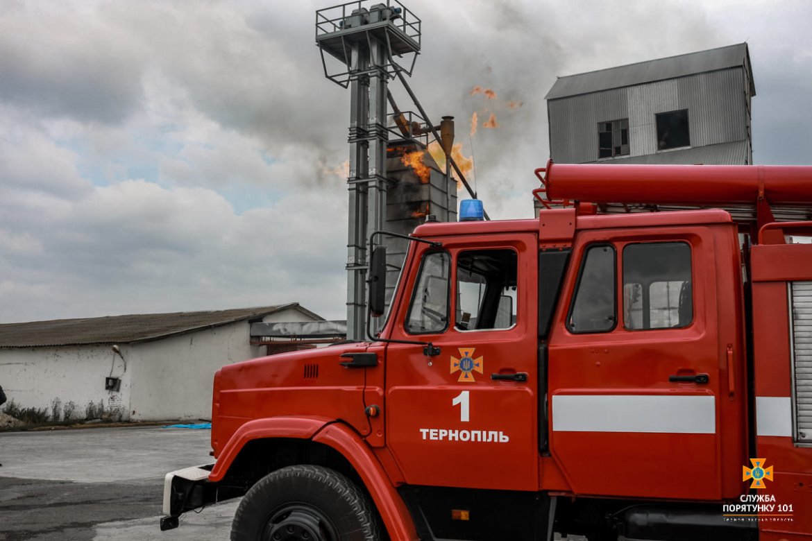 Масштабна пожежа поблизу Тернополя: вогнеборці гасили її понад 4 години (ФОТО)