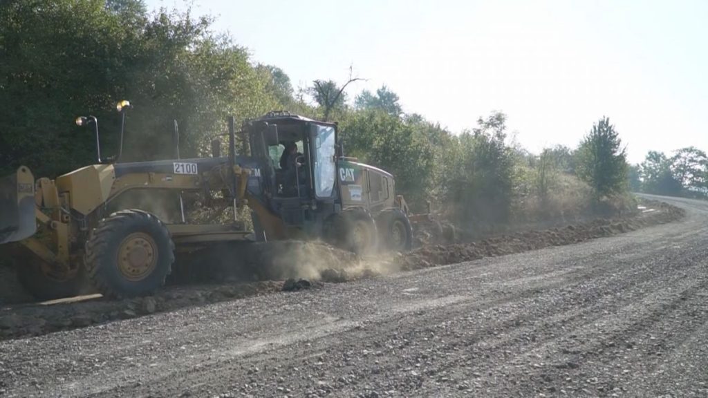 Завдяки зусиллям активістів вперше за 30 років капітально ремонтують дорогу до Коропця (ВІДЕО)