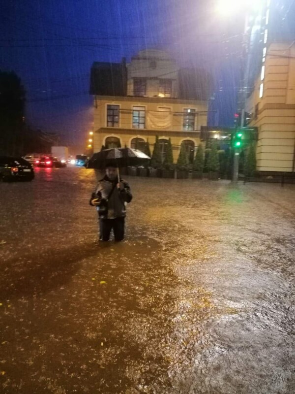 Автомобілі “плавають”, рятувальники відкачують воду: що накоїла злива у Тернополі (ФОТО, ВІДЕО)