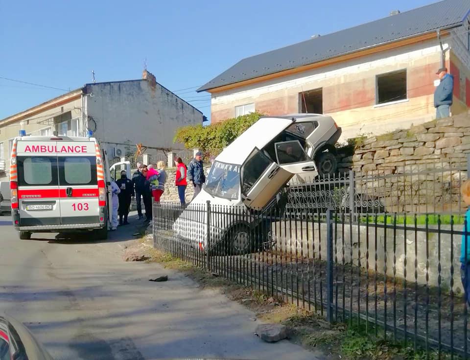 На Тернопільщині автомобіль з трьома дітьми сам покотився і упав з муру (ФОТО)