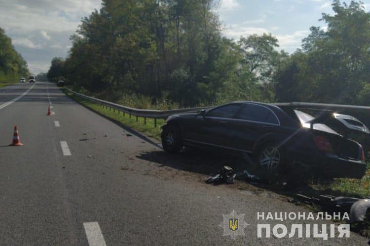 “Мерседес” розрізало навпіл: моторошна аварія на Тернопільщині (ФОТО)
