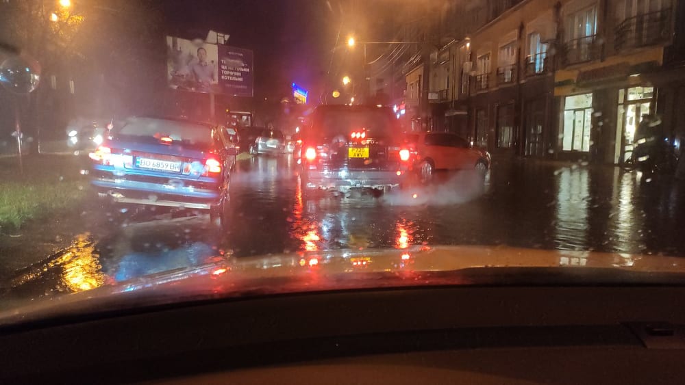 Тернопіль затопило: у місті через зливу утворився автомобільний колапс (ФОТО, ВІДЕО)
