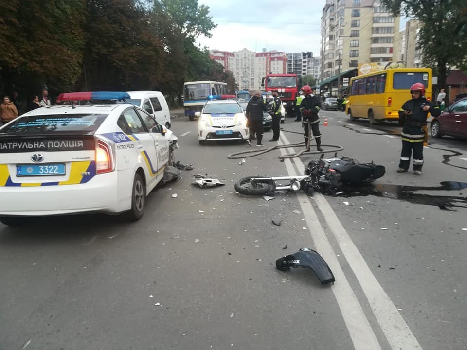 Утікав після аварії: подробиці ДТП у Тернополі за участі патрульних та мотоциклістів (ФОТО)