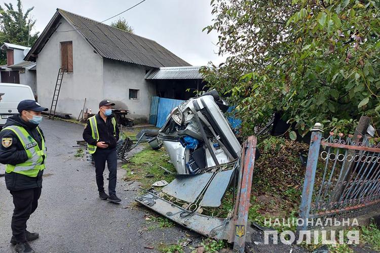 На Тернопільщині водій на швидкості протаранив огорожу (ФОТО)
