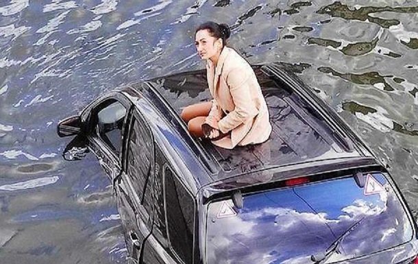 “Дівчина на авто впала в річку”: епічні кадри охрестили “фото року” (ФОТО, ВІДЕО)
