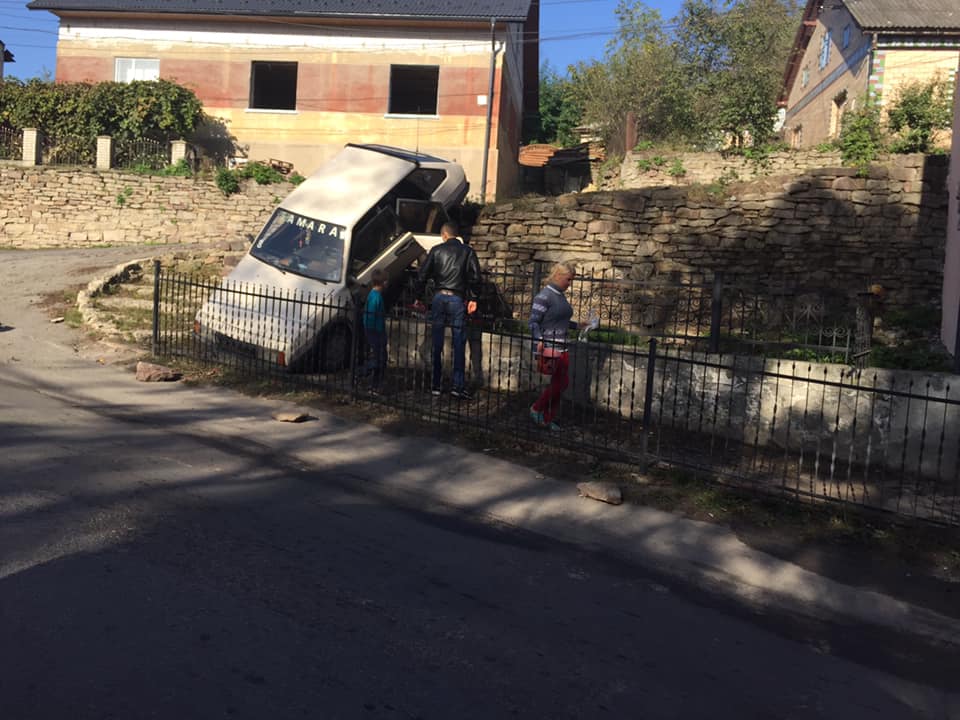 На Тернопільщині автомобіль з трьома дітьми сам покотився і упав з муру (ФОТО)