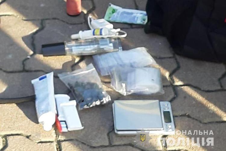 Спіймали наркопродавця у Тернополі, який продавав у “Телеграмі” амфетамін, синтетичні наркотики та марихуану (ФОТО)