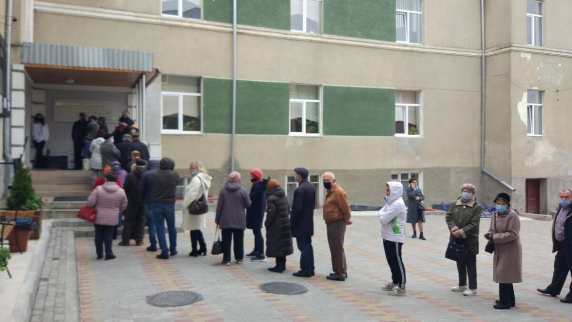 “Черги на все подвір’я”: у Тернополі люди масово пішли голосувати (ФОТО)