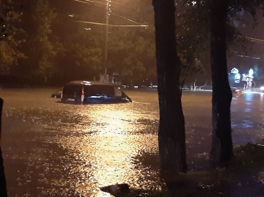 Тернопіль затопило: у місті через зливу утворився автомобільний колапс (ФОТО, ВІДЕО)