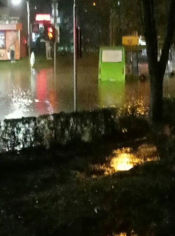 Автомобілі “плавають”, рятувальники відкачують воду: що накоїла злива у Тернополі (ФОТО, ВІДЕО)