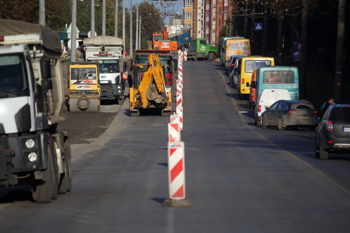 У Тернополі активно працюють над розширенням дороги на вулиці Тарнавського (ФОТО)