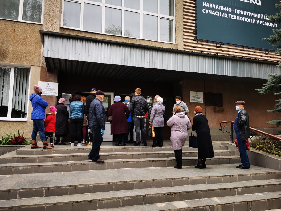 “Черги на все подвір’я”: у Тернополі люди масово пішли голосувати (ФОТО)