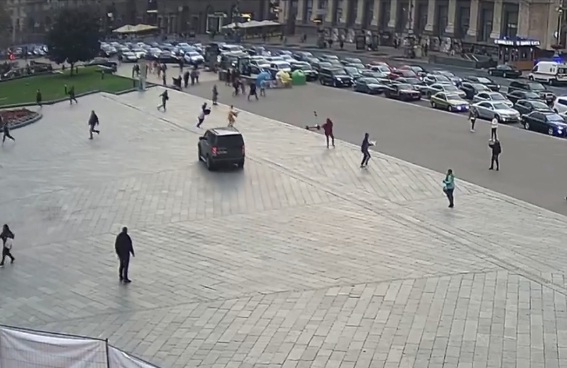 Смертельна аварія у Києві: Land Rover врізався у натовп людей прямо на Майдані Незалежності (ВІДЕО)