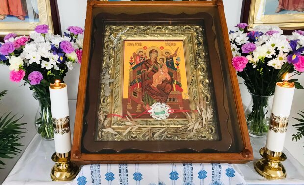 На Тернопільщини у храмі ікона Божої Матері заплакала, як жінка: кадри дива (ФОТО)