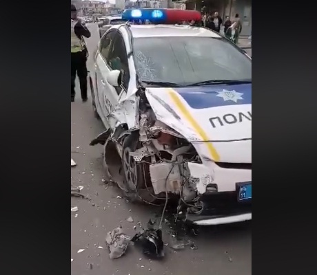 У Тернополі авто патрульних зіткнулося з мотоциклом. Є потерпілі (ФОТО, ВІДЕО)