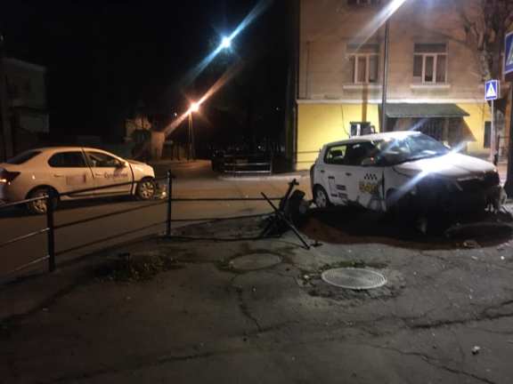 У Тернополі водій таксі зніс паркан (ФОТО)
