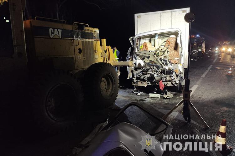 “Кабіну розплющило, водія затисло грудою металу”: на Тернопільщині вантажівка в’їхала у грейдер (ФОТО)