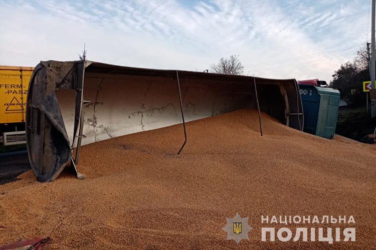 Аварія на Тернопільщині: перекинулася фура з зерном (ФОТО)