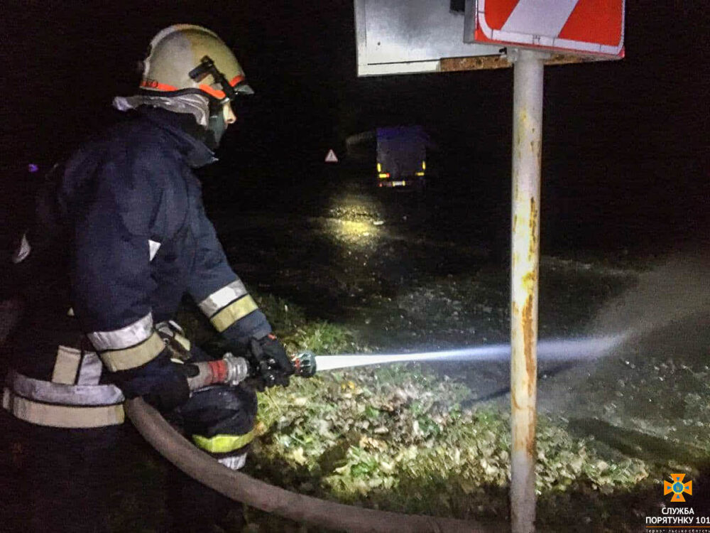 ДТП на Тернопільщині: водій на “Шкоді” влетів під вантажівку і пробив бак з пальним (ФОТО)