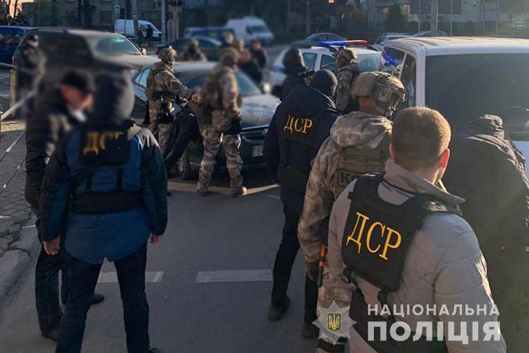 У Тернополі спіймали особливо небезпечних злочинців, які нападали на валютчиків, били їх та грабували (ФОТО)