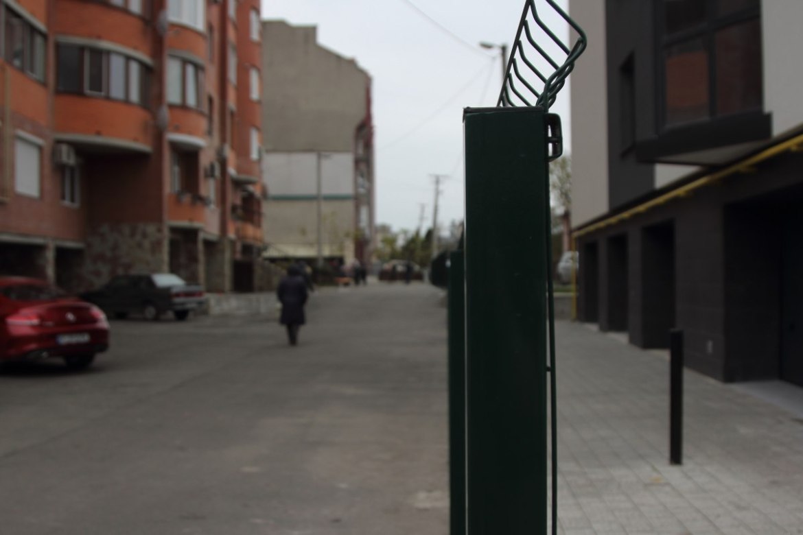 У Тернополі людям заборонили відмежуватися від сусідів (ФОТО)