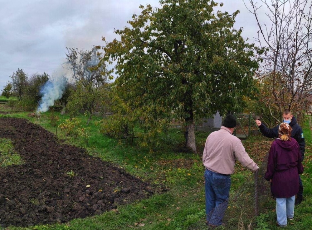 У Тернополі “на гарячому” спіймали паліїв листя. Що їм за це буде? (ФОТО)