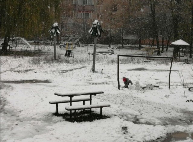 В Україні випав перший рясний сніг: діти ліплять сніговиків (ФОТО)