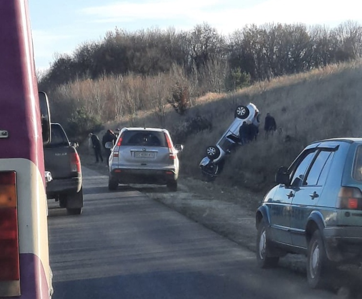 Аварія біля Тернополя: автомобіль перекинувся, лікарі боряться за життя дітей (ФОТО)