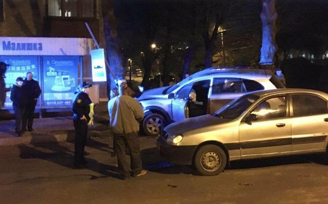 ДТП  у Тернополі: водій виїхав на тротуар та ледь не врізався у зупинку (ФОТО)