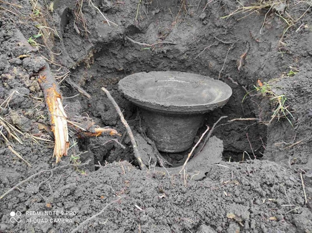 У селі на Тернопільщині розкопали старовинний церковний дзвін (ФОТО)