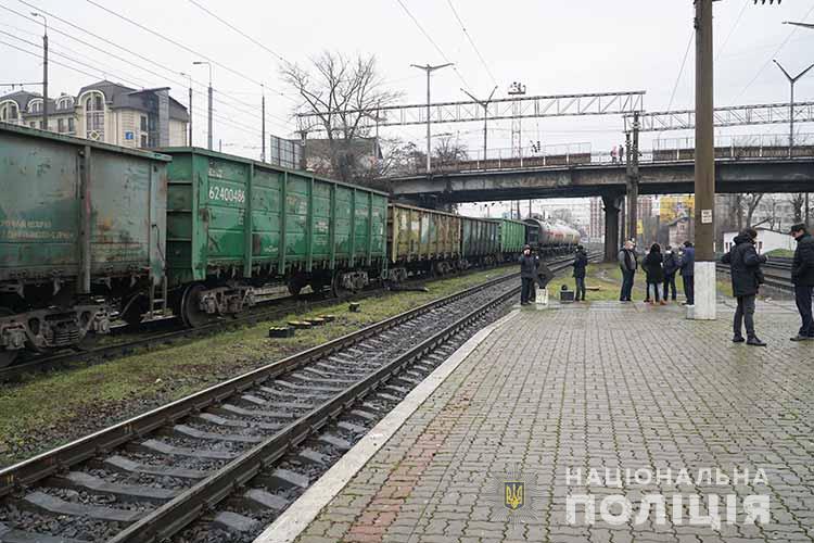 Смертельний випадок у Тернополі: під потяг потрапив чоловік (ФОТО, ВІДЕО)